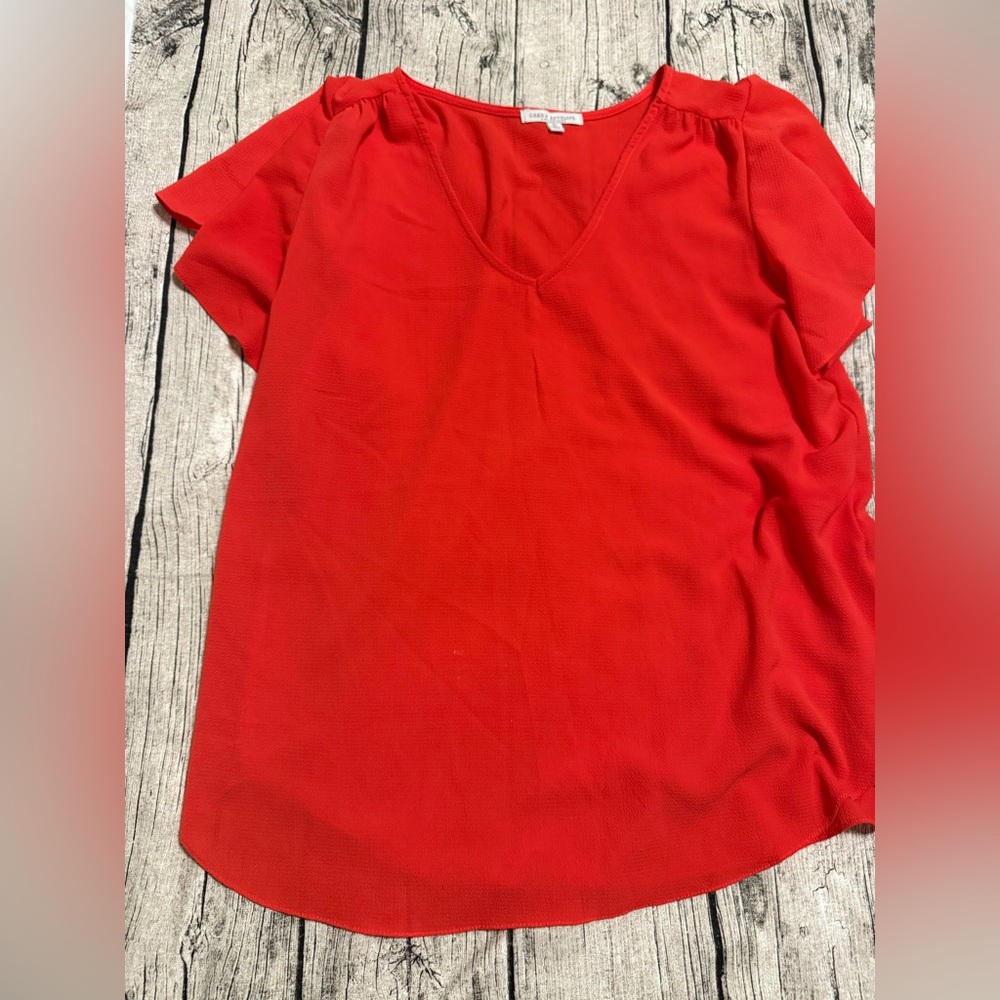 Like new! Cute blouse, flutter sleeves